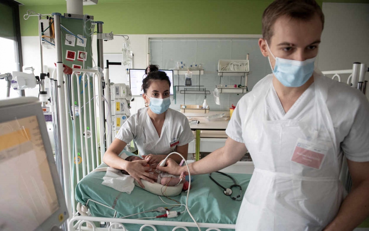 Các bệnh viện Pháp căng thẳng vì dịch bệnh chồng chéo